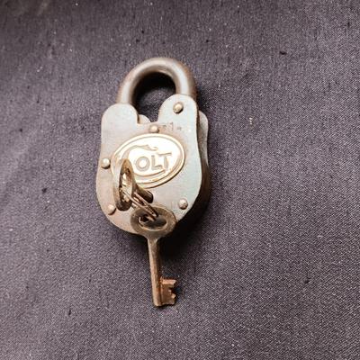 COLT PADLOCK WITH KEYS
