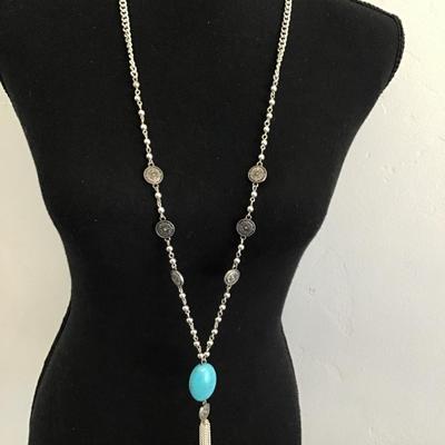 Beautiful Howe ice, Silvertone beaded necklace