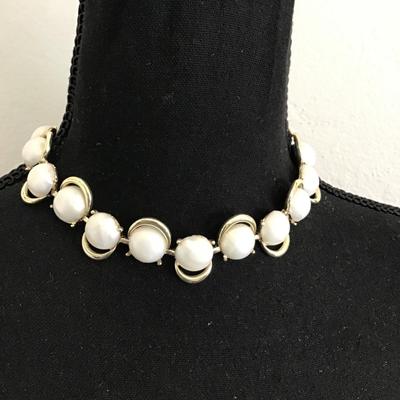 Coro vintage faux.pearl And goldtone necklace
