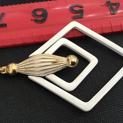 Lisner Vintage White Enamel Necklace