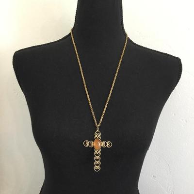 Beautiful vintage, gold toned filigree cross with Agate stone and Gold tongue, vintage, chain necklace