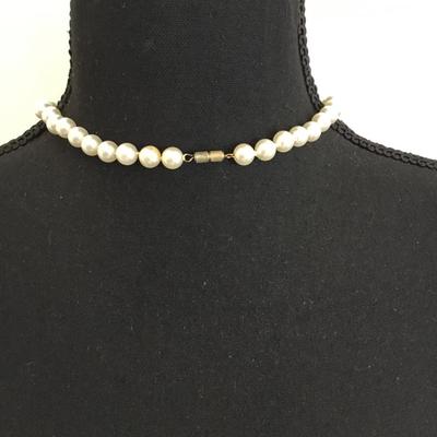 Beautiful, elegant vintage faux pearl necklace