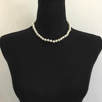 Beautiful, elegant vintage faux pearl necklace
