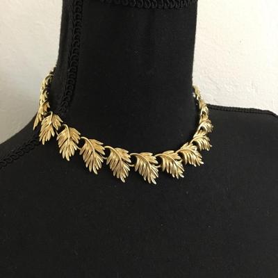 Beautiful vintage, Laguna Leaf collar fashion necklace