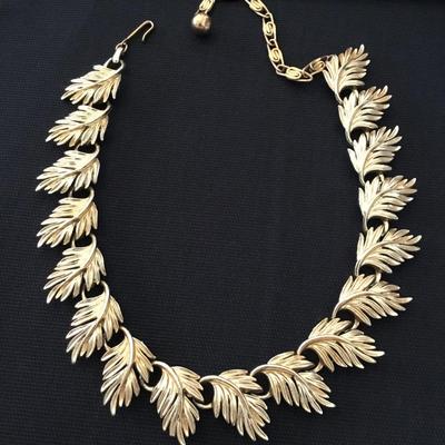 Beautiful vintage, Laguna Leaf collar fashion necklace