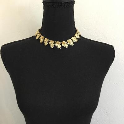 Beautiful vintage, Laguna Leaf collar fashion necklace