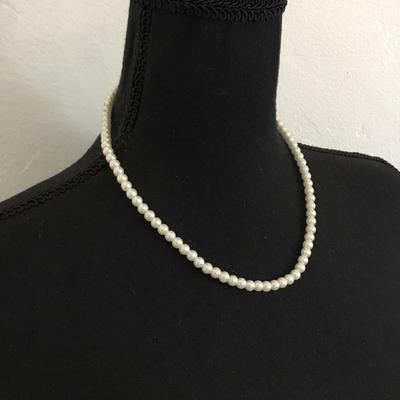 Vintage, elegant faux , pearl necklace