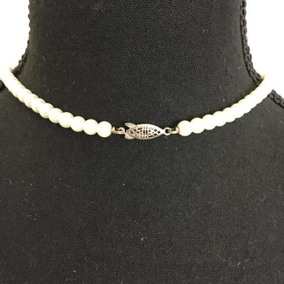 Vintage, elegant faux , pearl necklace
