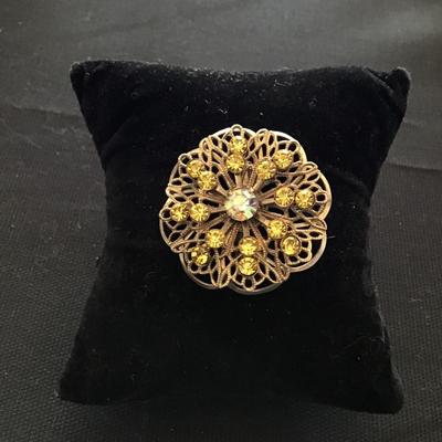 Very nice Gold tone and rhinestone brooch