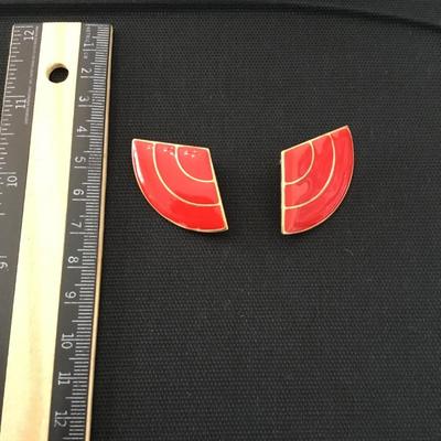 Vintage gold tone , ready enamel fashion, stud earrings