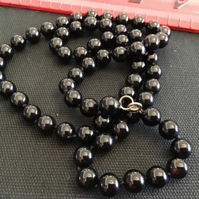 Beautiful Knotted Black Beaded Necklace 14 KT Gold Glasp