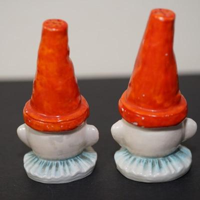 UNUSUAL POPULAR!! CLOWN FACE W/ ORANGE TALL HATS SALT AND PEPPER SHAKERS GERMAN