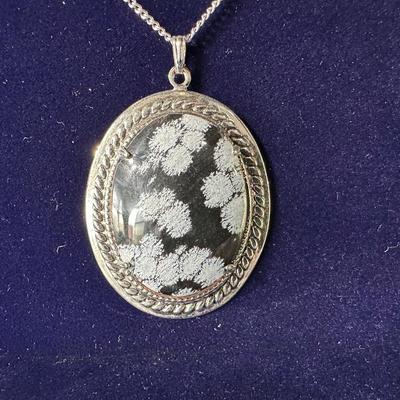 VINTAGE SILVER TONE AGATE BLACK AND GREY STONE NECKLACE AND VINTAGE GOLD TONE AGATE GREY STONE NECKLACE AND EARRINGS