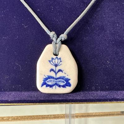 VINTAGE GOLD TONE AGATE BURNT RANGE STONE NECKLACE AND VINTAGE GLAZED BLUE AND WHITE CERAMIC CORD PENDANT AND EARRINGS