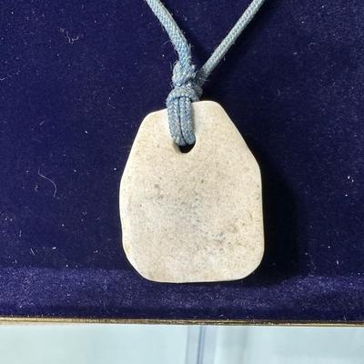 VINTAGE GOLD TONE AGATE BURNT RANGE STONE NECKLACE AND VINTAGE GLAZED BLUE AND WHITE CERAMIC CORD PENDANT AND EARRINGS