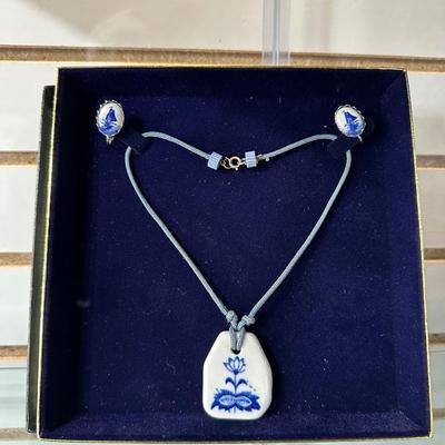VINTAGE GOLD TONE AGATE BURNT RANGE STONE NECKLACE AND VINTAGE GLAZED BLUE AND WHITE CERAMIC CORD PENDANT AND EARRINGS