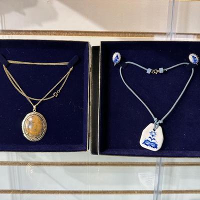 VINTAGE GOLD TONE AGATE BURNT RANGE STONE NECKLACE AND VINTAGE GLAZED BLUE AND WHITE CERAMIC CORD PENDANT AND EARRINGS