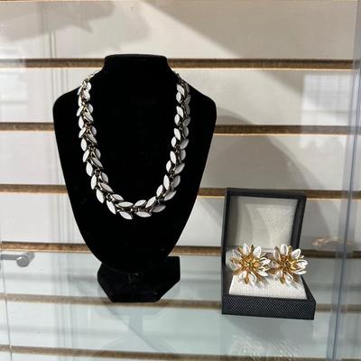 VINTAGE TRIFARI GOLD TONE WHITE ENAMEL LEAF LINK ADJUSTABLE CHOCKER NECKLACE AND VINTAGE CLIP-ON WATER LILY EARRINGS