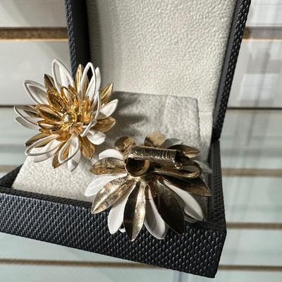 VINTAGE TRIFARI GOLD TONE WHITE ENAMEL LEAF LINK ADJUSTABLE CHOCKER NECKLACE AND VINTAGE CLIP-ON WATER LILY EARRINGS