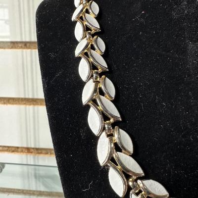 VINTAGE TRIFARI GOLD TONE WHITE ENAMEL LEAF LINK ADJUSTABLE CHOCKER NECKLACE AND VINTAGE CLIP-ON WATER LILY EARRINGS