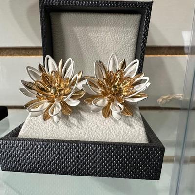 VINTAGE TRIFARI GOLD TONE WHITE ENAMEL LEAF LINK ADJUSTABLE CHOCKER NECKLACE AND VINTAGE CLIP-ON WATER LILY EARRINGS