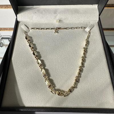 VINTAGE GOLD TONE LEAF GEM STONE CHOCKER NECKLACE AND VINTAGE RED GRAPE CLUSTER SCREW ON EARRINGS