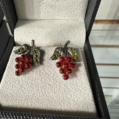 VINTAGE GOLD TONE LEAF GEM STONE CHOCKER NECKLACE AND VINTAGE RED GRAPE CLUSTER SCREW ON EARRINGS