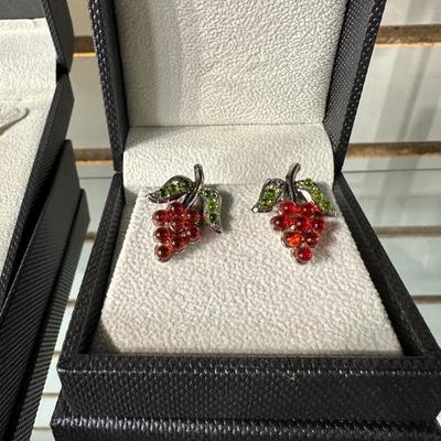 VINTAGE GOLD TONE LEAF GEM STONE CHOCKER NECKLACE AND VINTAGE RED GRAPE CLUSTER SCREW ON EARRINGS