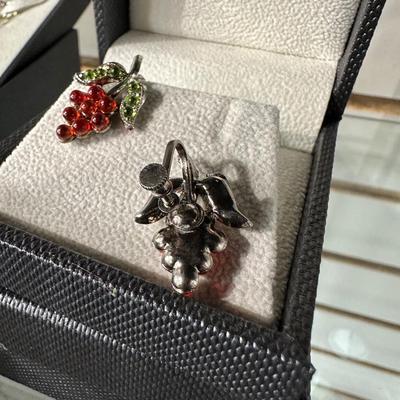 VINTAGE GOLD TONE LEAF GEM STONE CHOCKER NECKLACE AND VINTAGE RED GRAPE CLUSTER SCREW ON EARRINGS