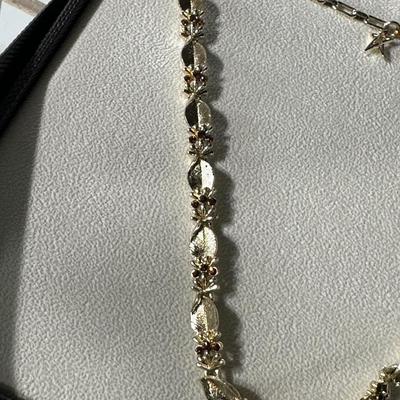 VINTAGE GOLD TONE LEAF GEM STONE CHOCKER NECKLACE AND VINTAGE RED GRAPE CLUSTER SCREW ON EARRINGS