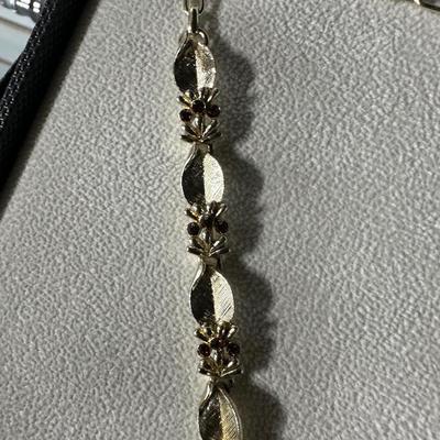 VINTAGE GOLD TONE LEAF GEM STONE CHOCKER NECKLACE AND VINTAGE RED GRAPE CLUSTER SCREW ON EARRINGS