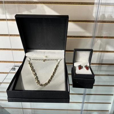 VINTAGE GOLD TONE LEAF GEM STONE CHOCKER NECKLACE AND VINTAGE RED GRAPE CLUSTER SCREW ON EARRINGS