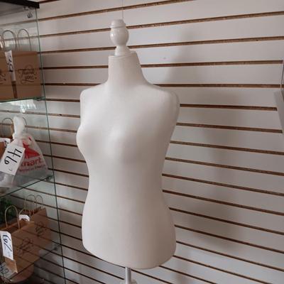DRESS FORM WITH ADJUSTABLE HEIGHT
