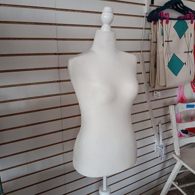 DRESS FORM WITH ADJUSTABLE HEIGHT