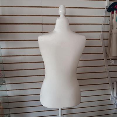 DRESS FORM WITH ADJUSTABLE HEIGHT