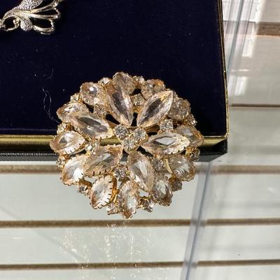 VINTAGE SARAH COVENTRY FROSTED FEATHERS LINK NECKLACE, RETRO ELEGANT RHINESTONE SWEATER CLIP AND ROUND GOLD TONE BROOCH