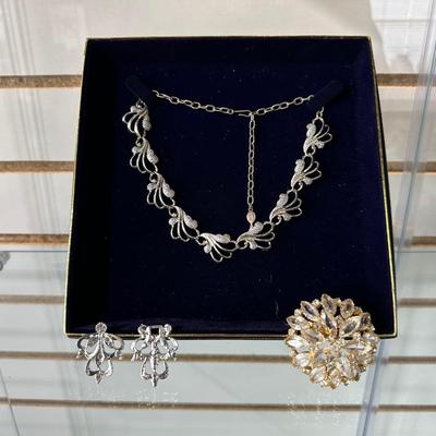 VINTAGE SARAH COVENTRY FROSTED FEATHERS LINK NECKLACE, RETRO ELEGANT RHINESTONE SWEATER CLIP AND ROUND GOLD TONE BROOCH