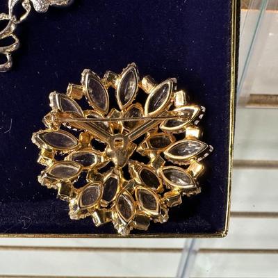 VINTAGE SARAH COVENTRY FROSTED FEATHERS LINK NECKLACE, RETRO ELEGANT RHINESTONE SWEATER CLIP AND ROUND GOLD TONE BROOCH