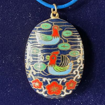 VINTAGE DUCKS PUFFY OVAL CLOISONNÉ ENAMEL NECKLACE, RETRO ELEGANT RHINESTONE SWEATER CLIPS AND VINTAGE MULTICOLORED GOLD TONE PRONG EARRINGS