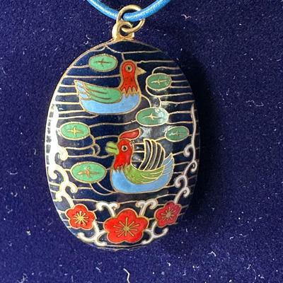 VINTAGE DUCKS PUFFY OVAL CLOISONNÉ ENAMEL NECKLACE, RETRO ELEGANT RHINESTONE SWEATER CLIPS AND VINTAGE MULTICOLORED GOLD TONE PRONG EARRINGS