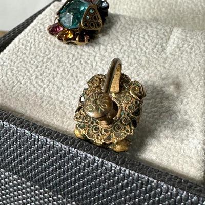 VINTAGE DUCKS PUFFY OVAL CLOISONNÉ ENAMEL NECKLACE, RETRO ELEGANT RHINESTONE SWEATER CLIPS AND VINTAGE MULTICOLORED GOLD TONE PRONG EARRINGS