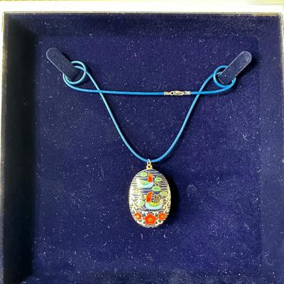VINTAGE DUCKS PUFFY OVAL CLOISONNÉ ENAMEL NECKLACE, RETRO ELEGANT RHINESTONE SWEATER CLIPS AND VINTAGE MULTICOLORED GOLD TONE PRONG EARRINGS