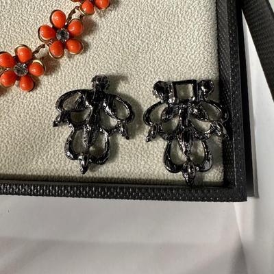 RETRO ORANGE FLORAL EARRING AND NECKLACE SET AND RETRO ELEGANT RHINESTONE SWEATER CLIPS