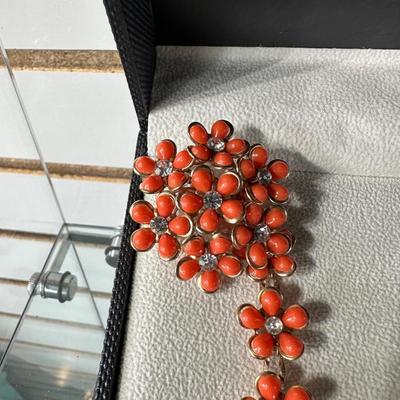 RETRO ORANGE FLORAL EARRING AND NECKLACE SET AND RETRO ELEGANT RHINESTONE SWEATER CLIPS