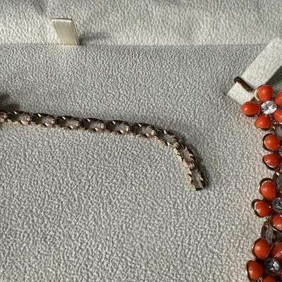 RETRO ORANGE FLORAL EARRING AND NECKLACE SET AND RETRO ELEGANT RHINESTONE SWEATER CLIPS