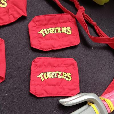 TEENAGE MUTANT NINJA TURTLES MASK, KNEE AND ELBOW PADS PLUS 2 SWORDS