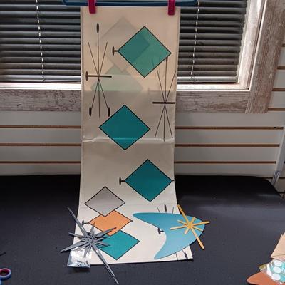 RETRO MATERIAL TABLE RUNNER AND METAL WALL DECOR