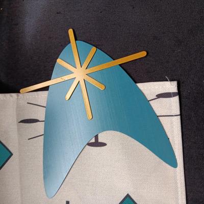 RETRO MATERIAL TABLE RUNNER AND METAL WALL DECOR