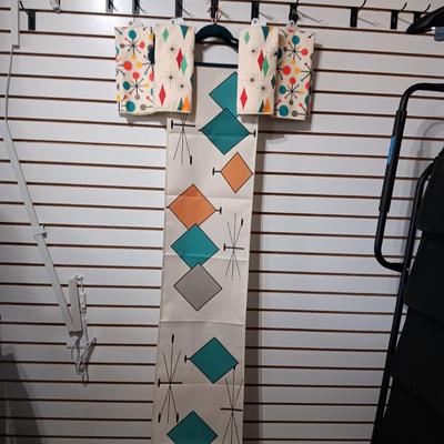 NEW RETRO MATERIAL TABLE RUNNER AND 4 DISH TOWELS