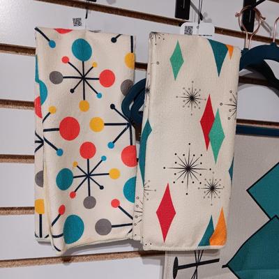 NEW RETRO MATERIAL TABLE RUNNER AND 4 DISH TOWELS